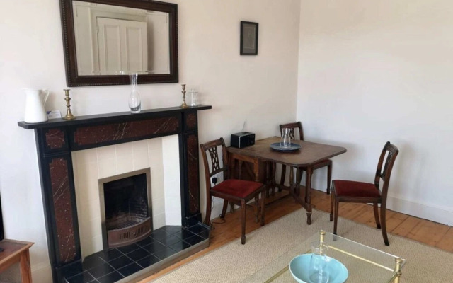 Bright 2 Bedroom Dalry Apartment