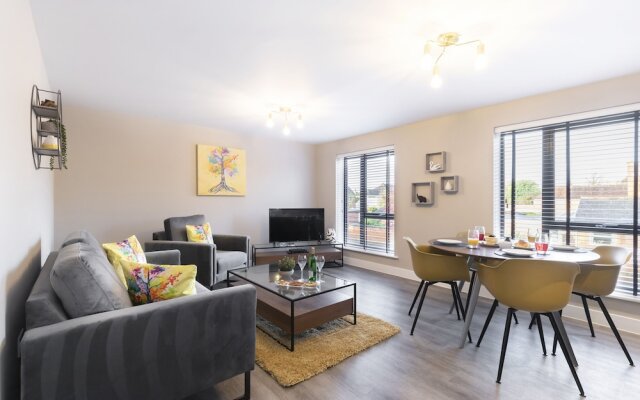 Elliot Oliver - Luxurious 2 Bedroom Apartment With Parking