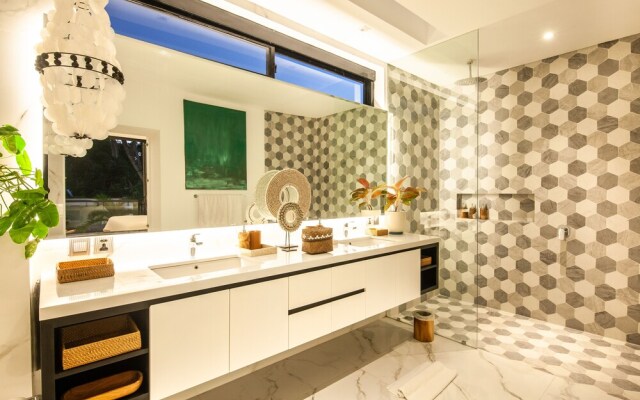 Stunning 6 BR Villa With Breathtaking Scenery