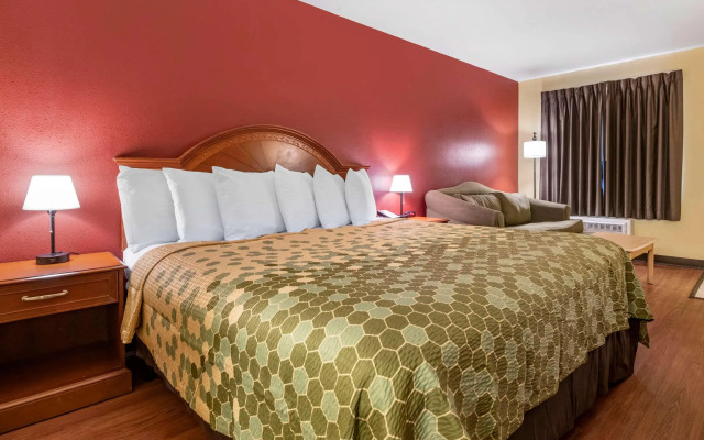 Econo Lodge Inn & Suites Maingate Central