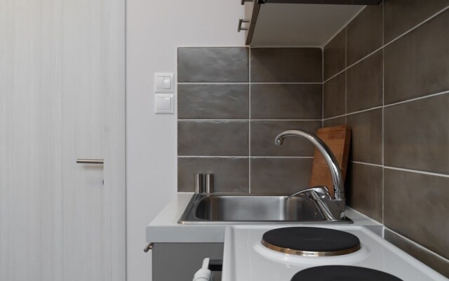 Alekos Apartments 2 Netflix, Self Check-In