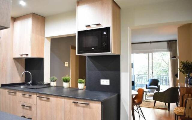 Designer 4 Bed Apt W Balcony Near Plaça Catalunya
