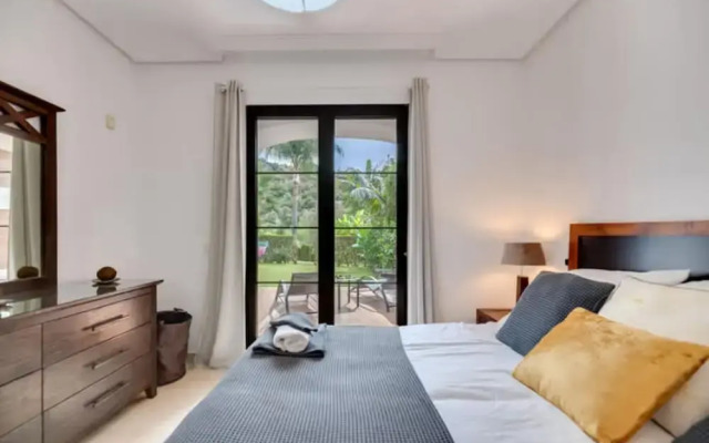 2 Bedrooms - Sleeps 4 - Garden and Pool With View