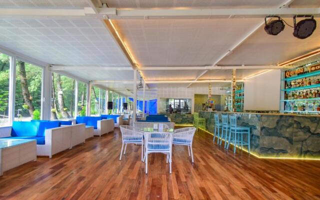 Moksha Riverside Resort Kasol