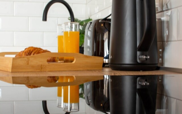 All New Sea View Apartment Moderna