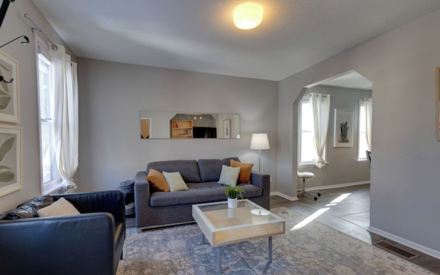 2 Mi to Downtown Minneapolis! Convenient Apt
