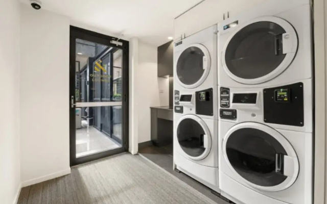 Sophisticated Inner-city 2-bed With Outdoor Dining – Guest Rooms – Braddon