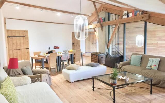 Magnificent Renovated Farmhouse - 10 Min A7 -