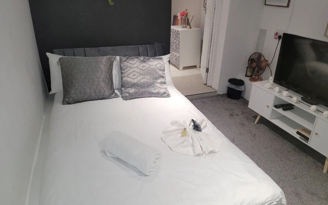 Hidden Treasure- 2 Beds Sleeps 3 Gillingham