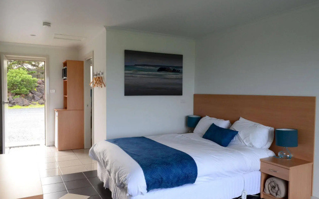 Island Breeze Motel