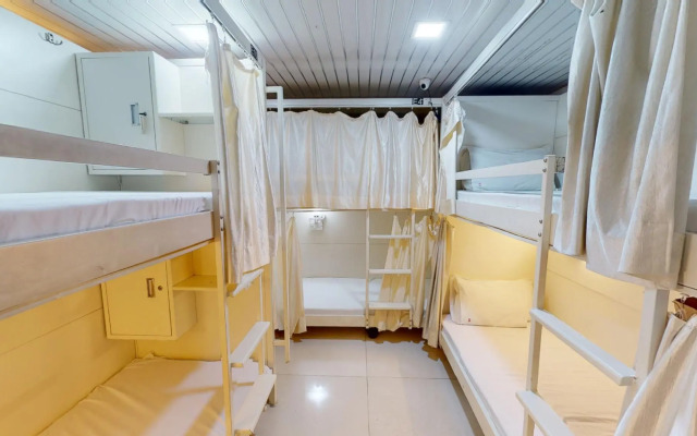 Qubestay Airport Capsule Hotel & Hostel