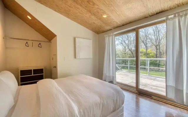 Spacious 5-br 4-bath Pool in East Hamptons