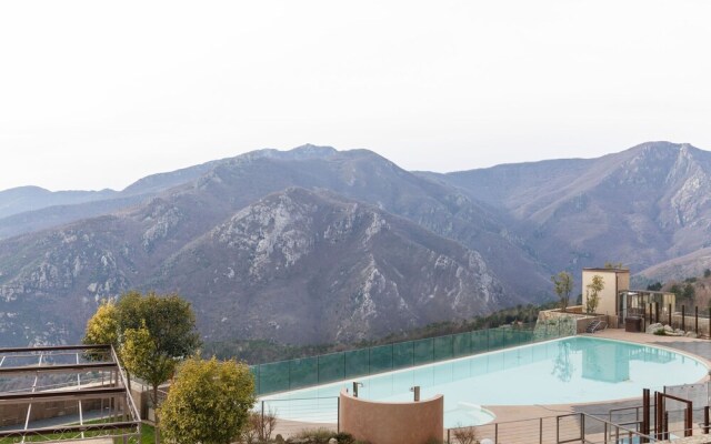 Graceful Holiday Home in Magliolo With Swimming Pool