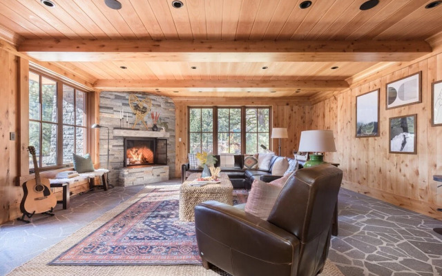 Hunter by AvantStay | Riverfront Cabin w/ Prvt Cottage | 10Mins from Squaw