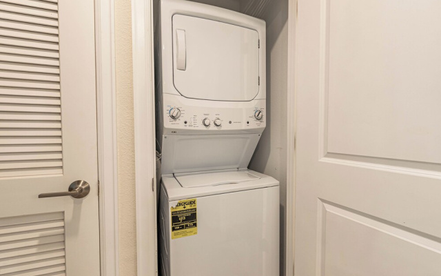 Comfortable 2BR Condo w/ Lake Views