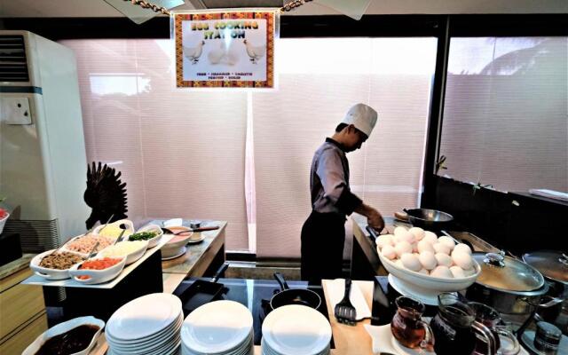 The Pinnacle Hotel and Suites