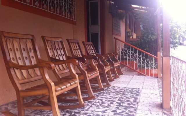 Hotel Cabinas Leyko