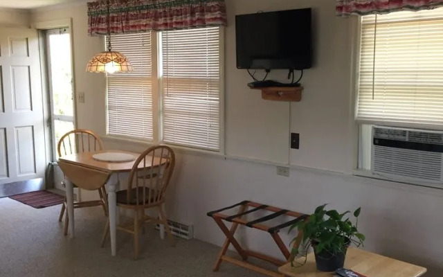 Midway Motel and Cottages