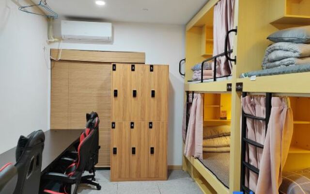 STAR HOTEL (Shanghai Hongqiao Weining Road Subway Station)