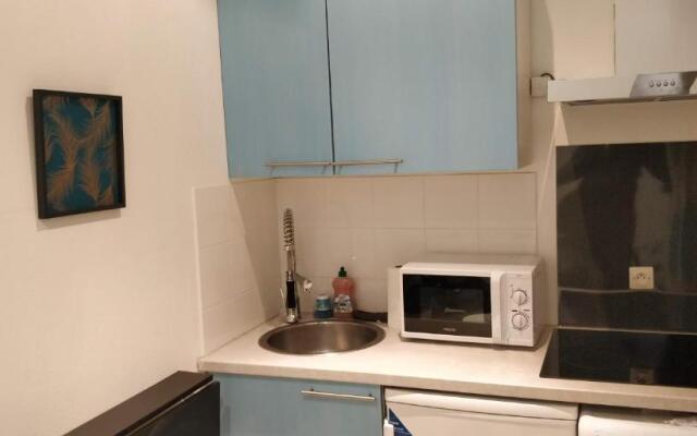 Modern 1 bedroom apartment near the metro.