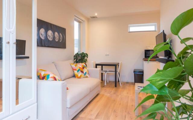 (left) Garden Suite in Villa near TUe and Centre