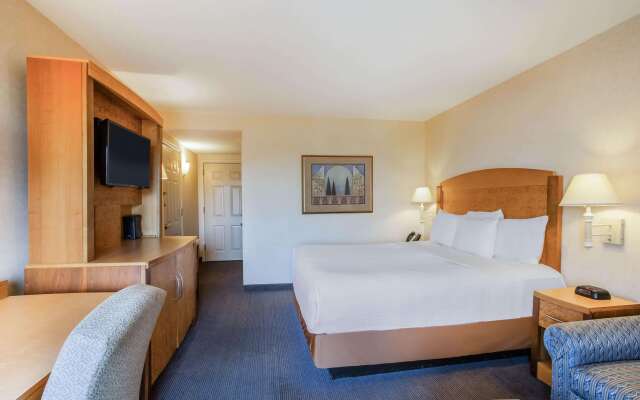 La Quinta Inn & Suites by Wyndham Islip - MacArthur Airport