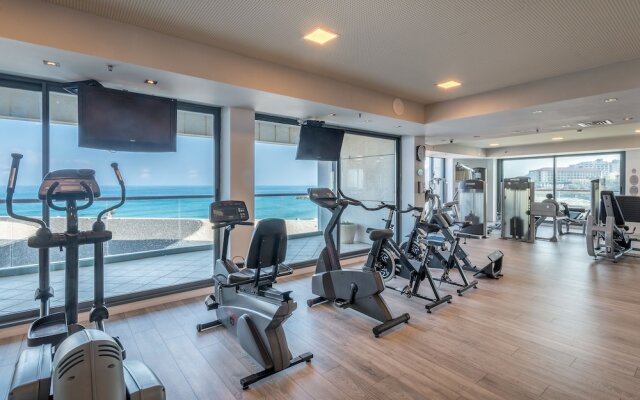 Beach Front By Ritz Hotel Pool Parking