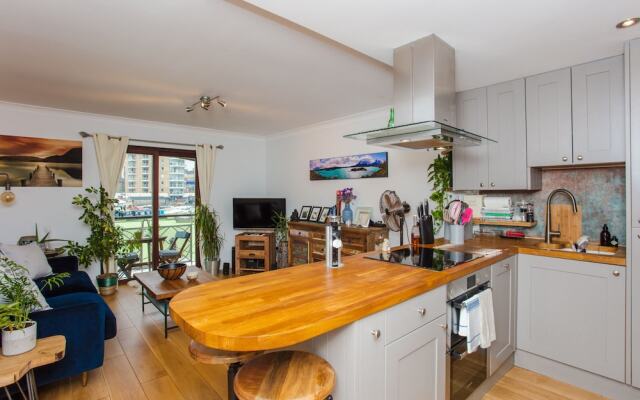 Modern 1 Bedroom Apartment With Balconies And Marina Views