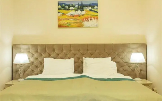 Phoenix De Lux Apartment on 12/4 Triumfalnaya Street