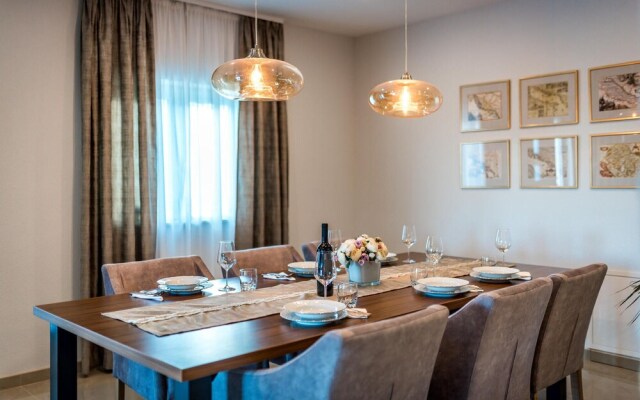 Amazing Home in Siveric with Hot Tub, Sauna & WiFi