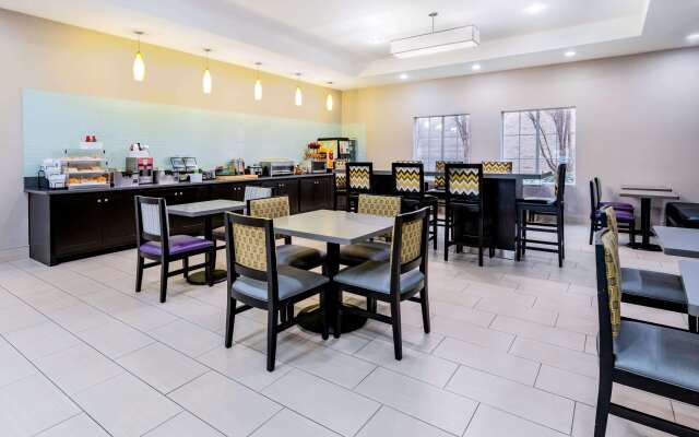 La Quinta Inn & Suites by Wyndham DFW Airport West - Bedford
