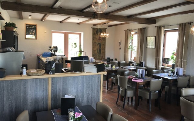 Landhaus vor Burg Eltz