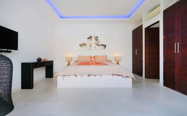 Elegant Private Villa, 3 BR, Seminyak With Staff