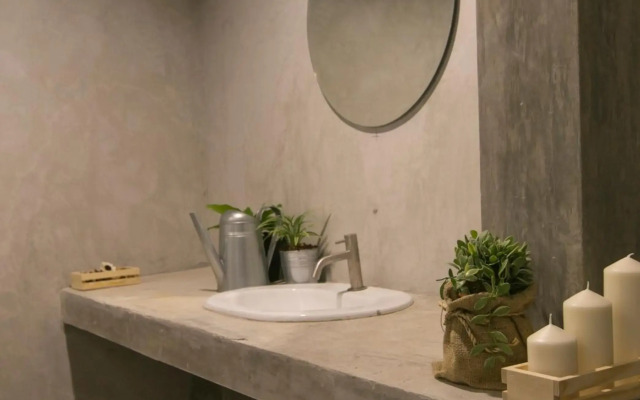 Chedi View Hostel & Rooftop Bar