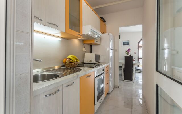 Holiday house Goldie - 30 m from beach: Sevid, Riviera Trogir