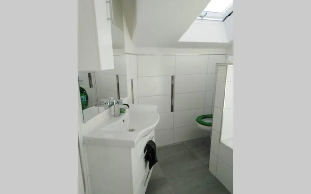 Komplette Dachwohnung mit Balkon und Bergblick