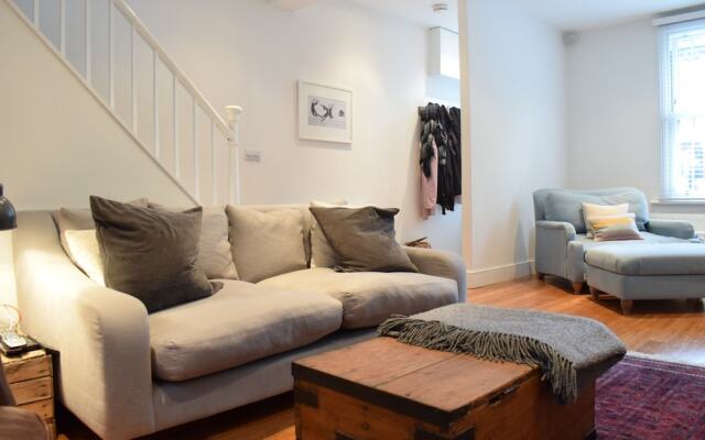 3 Bedroom Battersea House With Patio