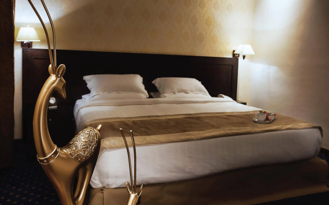 Seven Roses Hotel