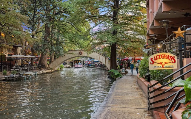 The Maverick, powered by Placemakr - River Walk