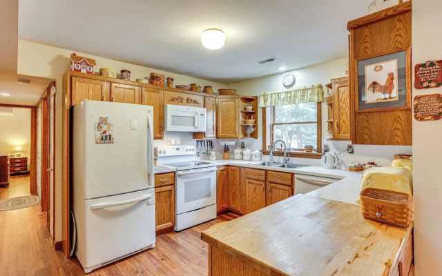 Charming Apartment w/ Yard & Beautiful Gardens!