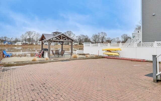 Bright Milford Beach House w/ Outdoor Shower