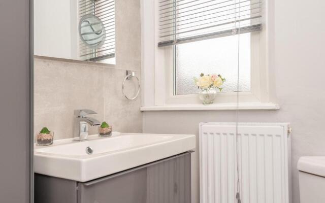 Leeds 4-bed House - Sleeps 9, Free Parking & Wifi