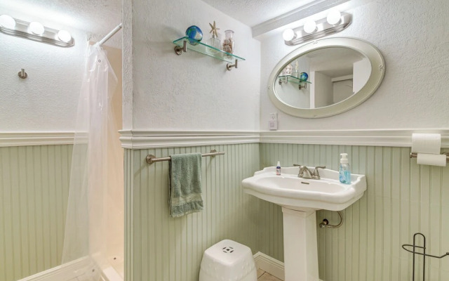 Pet-friendly Galveston Home - Walk to Beaches!