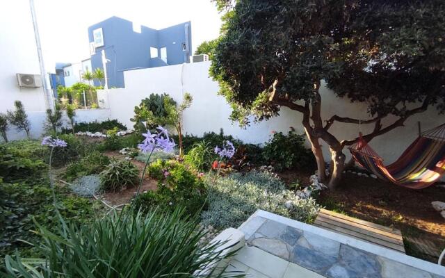 Dedalos n2 Mountain View apartment-30 metres from the beach