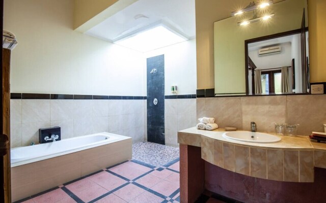 8-BR Private Pool Villa Walk to Seminyak Beach