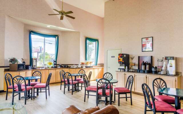 Econo Lodge Inn & Suites