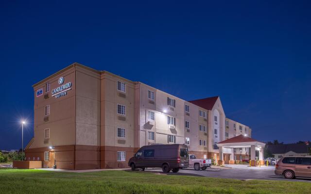 Candlewood Suites Topeka Hotel