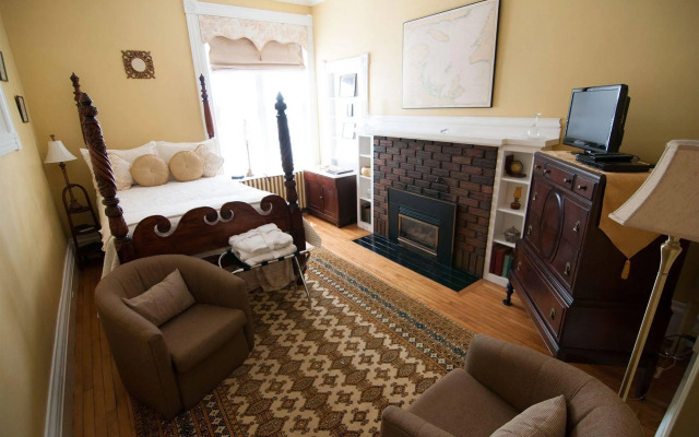 Shipwright Inn