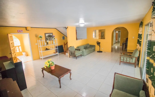 9 bed Villa Montego 10 Minute Walk to the Beach