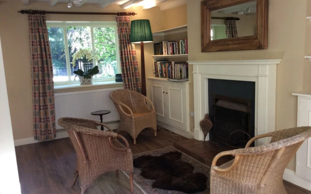 4-bedroom Riverside House With Garden Near Denbigh